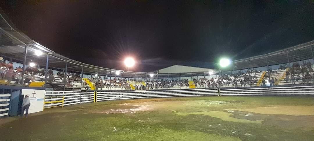 En las corridas de anoche en Garabito hubo 12 toros, pero solo en el turno de Bellorín hubo un trágico final. Foto: suministrada por Andrés Garita.