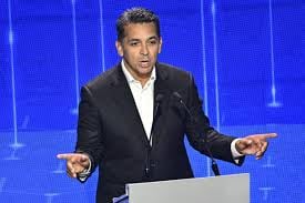 Él es un opositor de la mineria y reclutó a muchos jóvenes y personas sin afiliación politica.