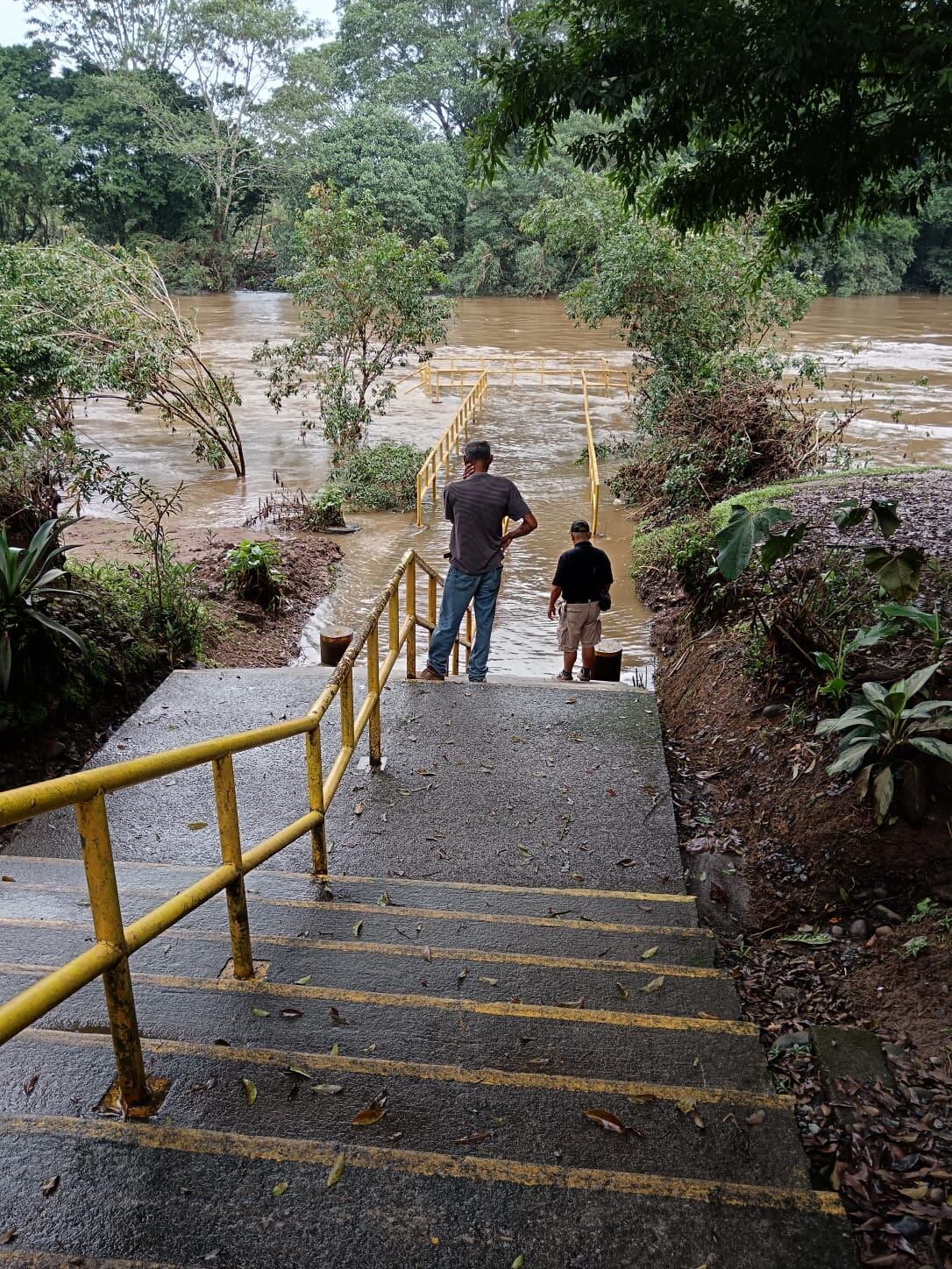 Ríos como el Sarapiquí, arrastraron troncos y maleza la tarde de este sábado. Foto: Cortesía