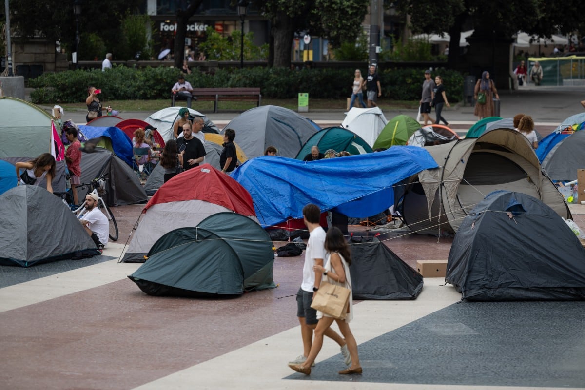Manifestantes instalan un campamento de tiendas de campaña para protestar contra los desalojos y la crisis de vivienda en la plaza Catalunya, en Barcelona, el 30 de septiembre de 2026.