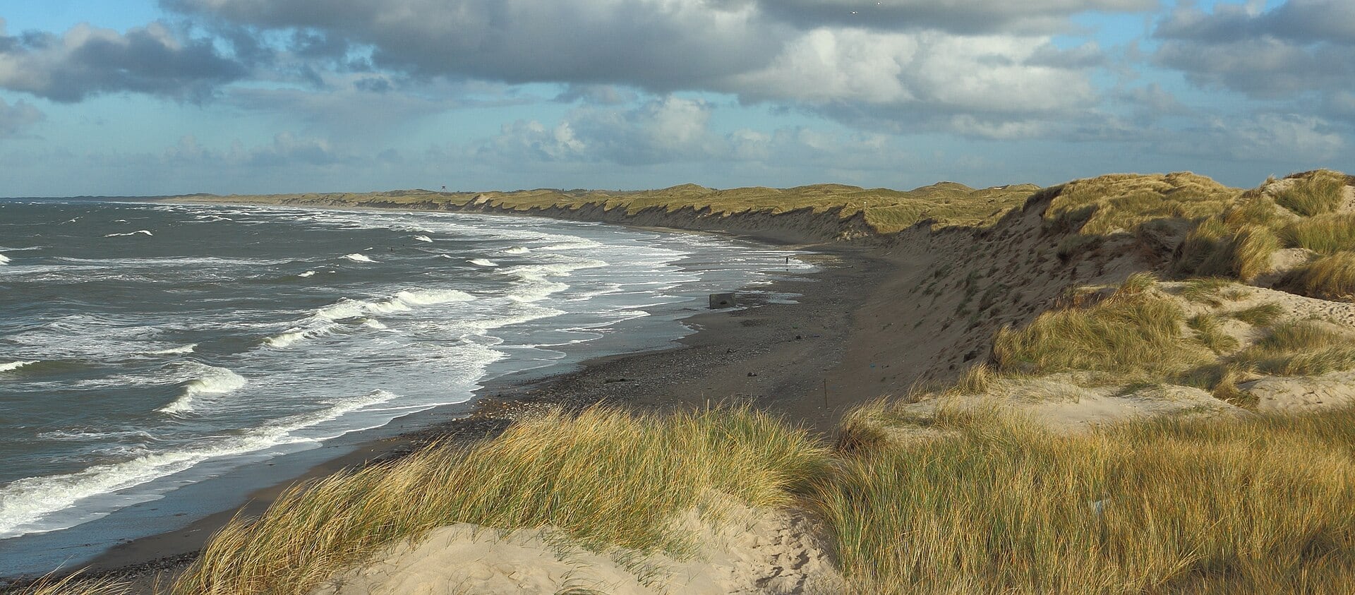Vista del litoral del mar del Norte cerca de la localidad de Nørre Vorupør, en Jutlandia Septentrional, Dinamarca, región donde el país impulsa parte de su estrategia de desarrollo de energía eólica marina.
