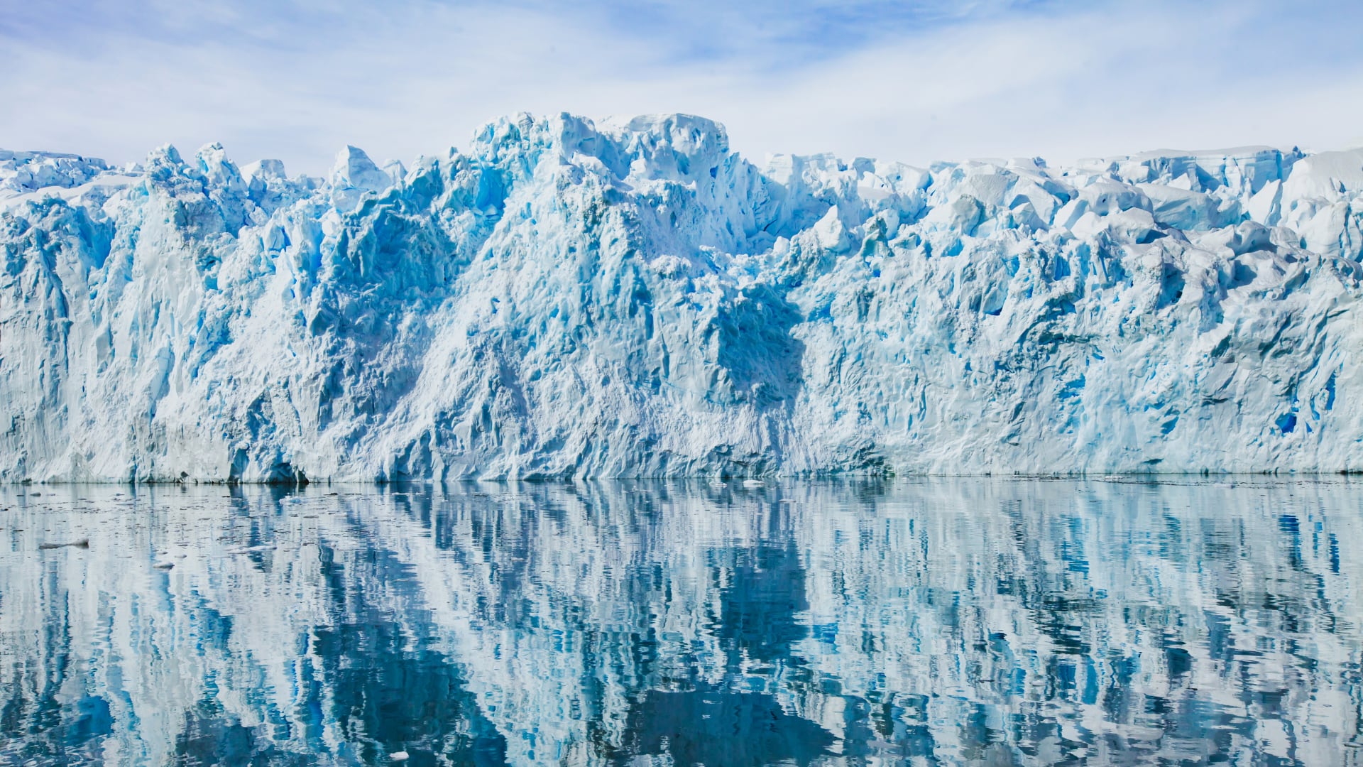 El robot obtuvo datos desconocidos bajo plataformas antárticas y reveló diferencias críticas en su estabilidad.