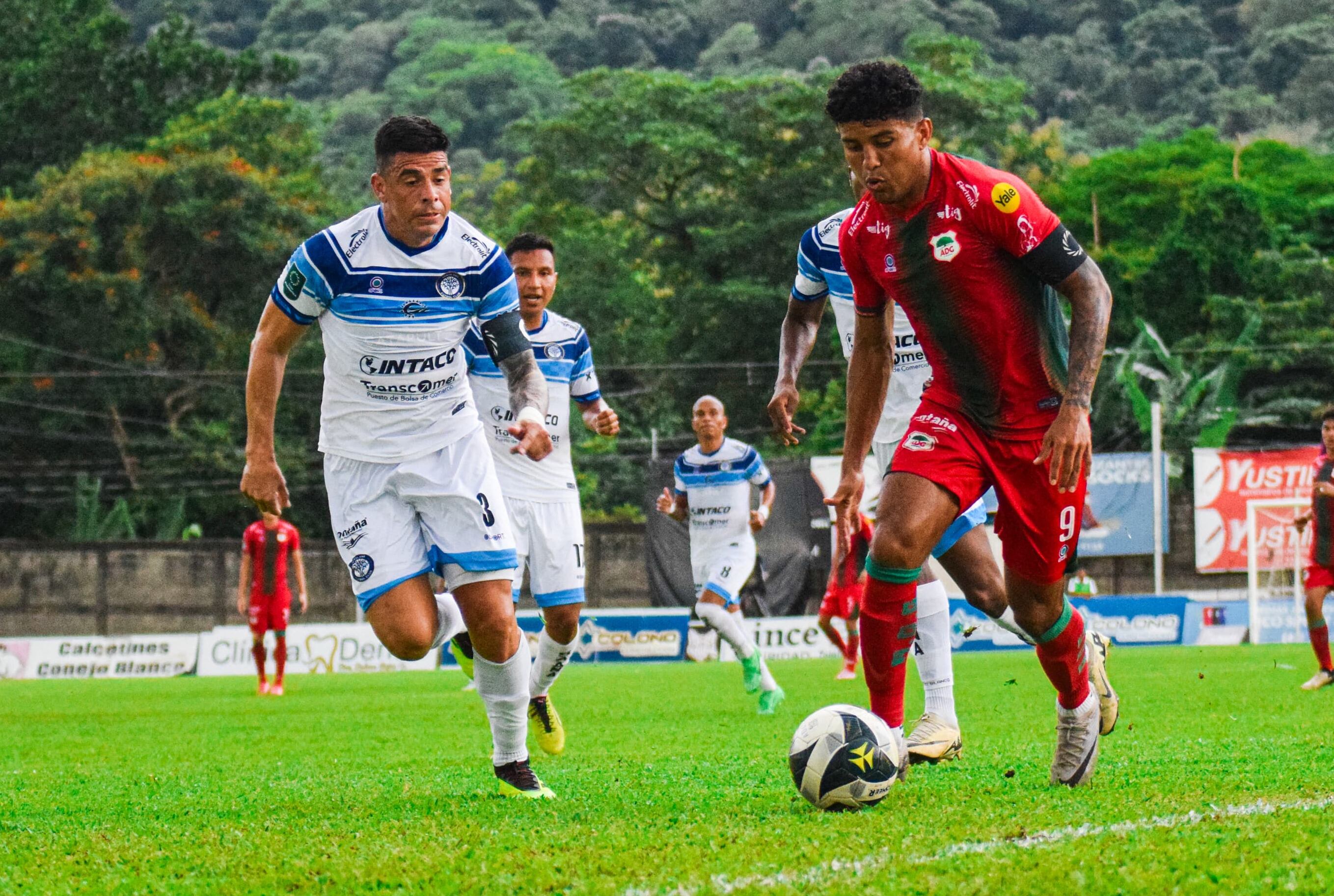 El defensor de Santa Ana, Johnny Acosta (izquierda) y el capitán de Guanacasteca Johnny Acosta fueron protagonistas en un partido muy disputado en el estadio Chorotega, por la fecha nueve del Torneo de Apertura 2024.