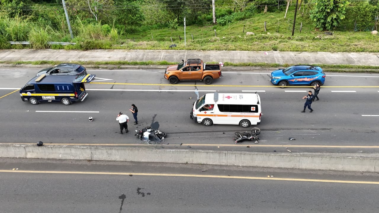 Un choque entre dos motocicletas dejó una persona herida y otra herida, en Guápiles.