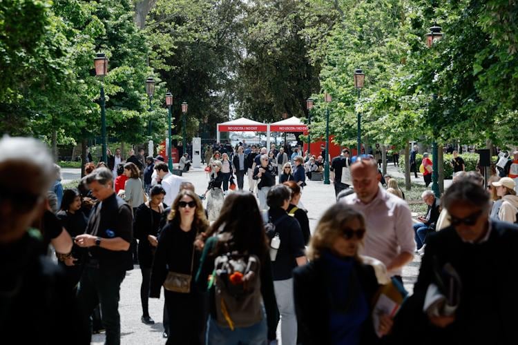 Público congregado en los Giardini della Biennale, Venecia.