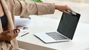 ¿Es seguro cerrar su computadora portátil sin apagarla? Esto es lo que puede ocurrir