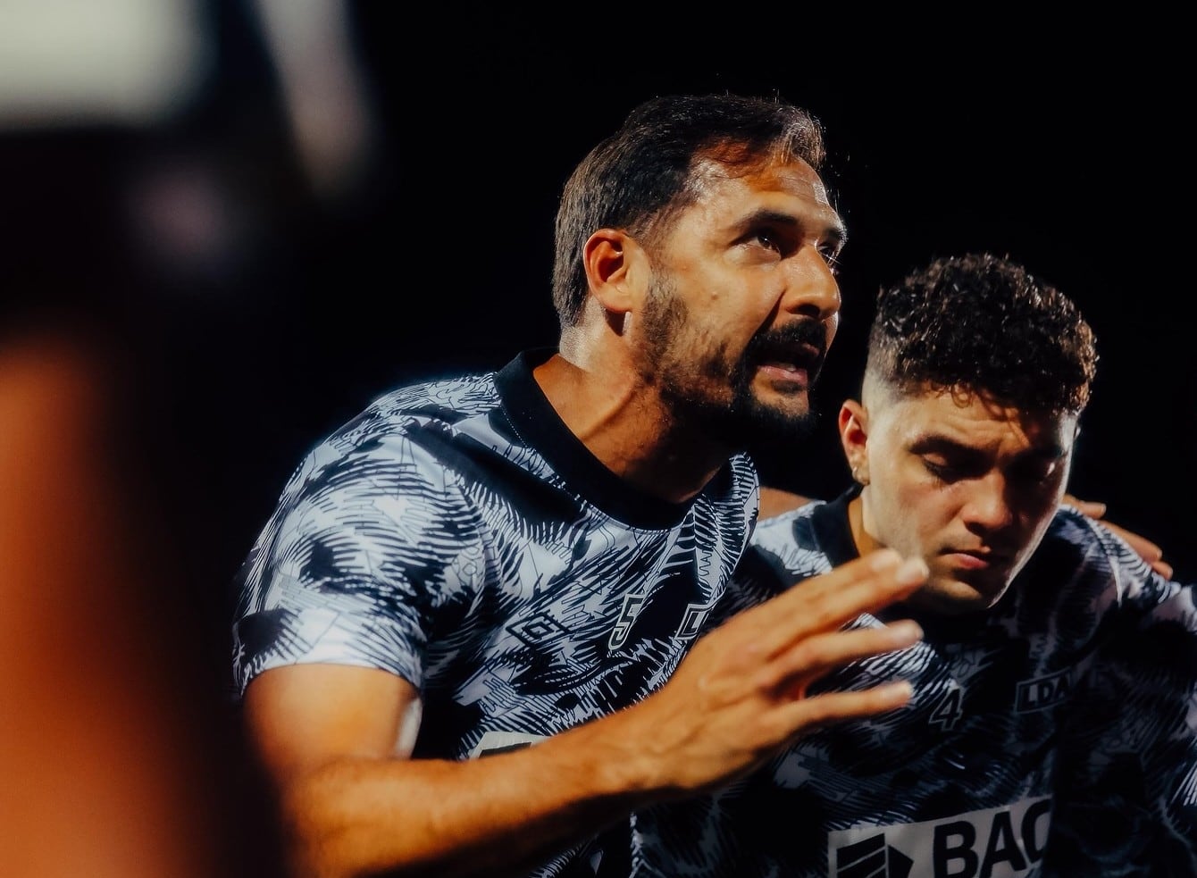 Celso Borges da las últimas indicaciones a sus compañeros minutos antes del partido entre Liberia y Liga Deportiva Alajuelense.