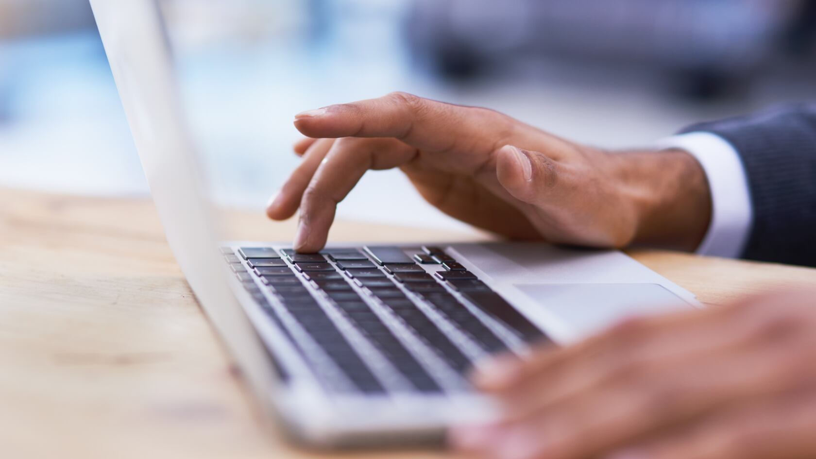 Prompt, tokens y agentes de IA son parte del día a día laboral, pero muchos usuarios todavía no comprenden su significado ni su impacto real.