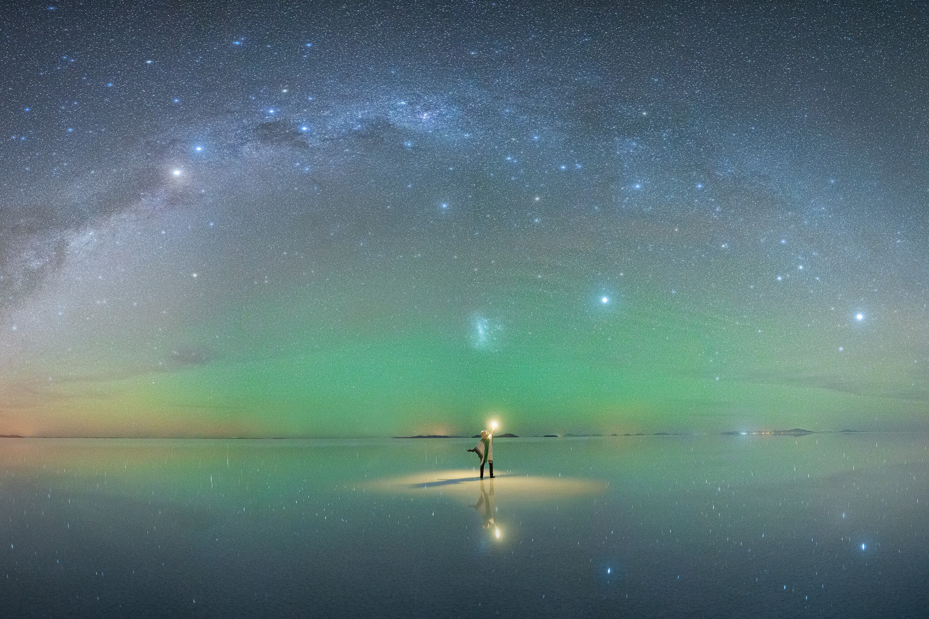 Su sensibilidad única le permite capturar momentos que reflejan no solo paisajes, sino también emociones profundas.