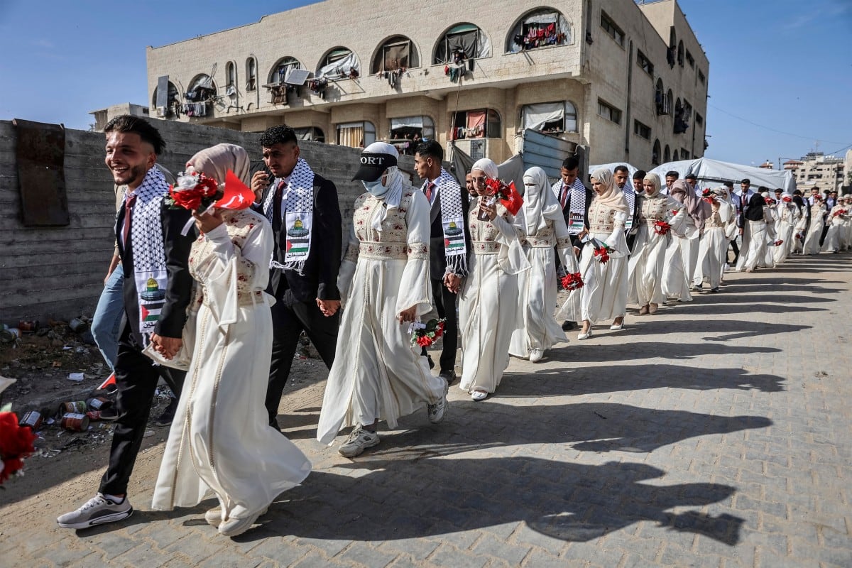 Novias y novios palestinos se reúnen durante una celebración de bodas colectivas organizada por la Fundación Humanitaria de Ayuda de Turquía (IHH) en Ciudad de Gaza el 11 de mayo de 2026.