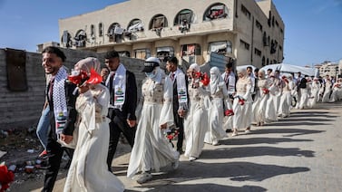 Boda colectiva en una Gaza en ruinas es un festejo para ‘seguir viviendo’