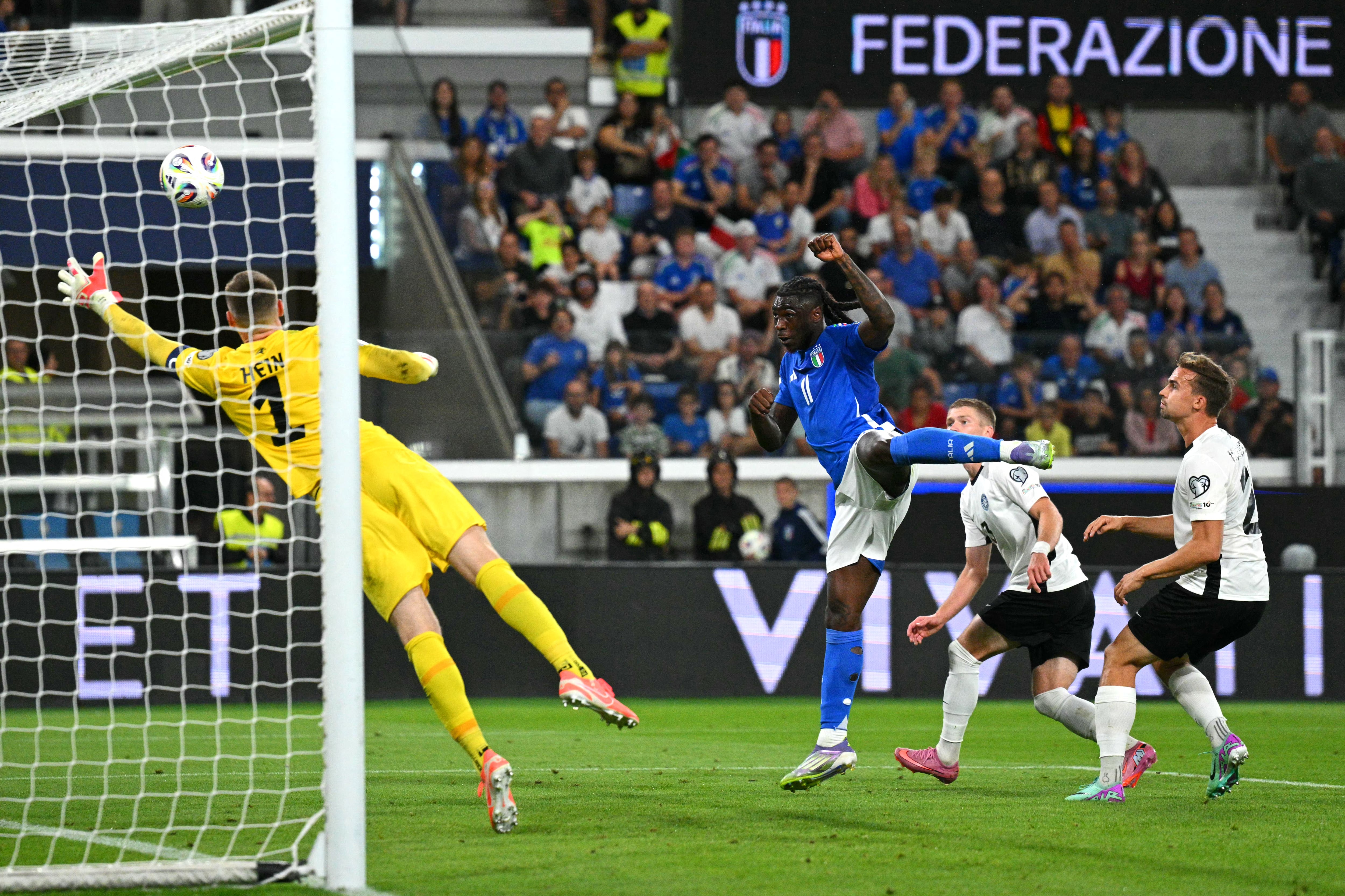El delantero italiano Moise Kean dispara ante Estonia en un partido de la eliminatoria rumbo al Mundial 2026. Los italianos se jugarán su boleto en el repechaje.