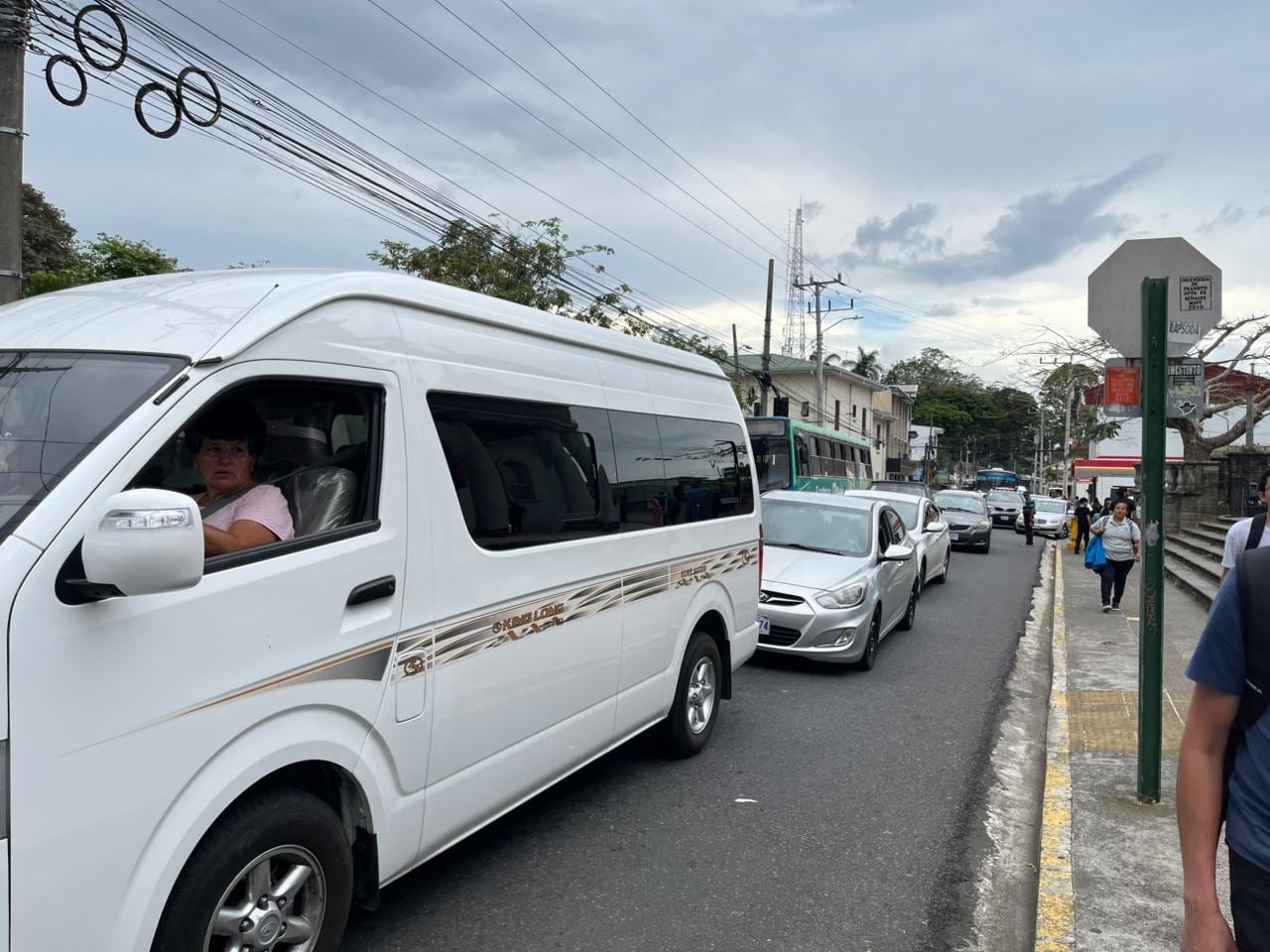 Un nuevo bloqueo frente al Outelt Mall por parte del movimiento estudiantil de la UCR, en protestas por las negociaciones del FEES 2027.