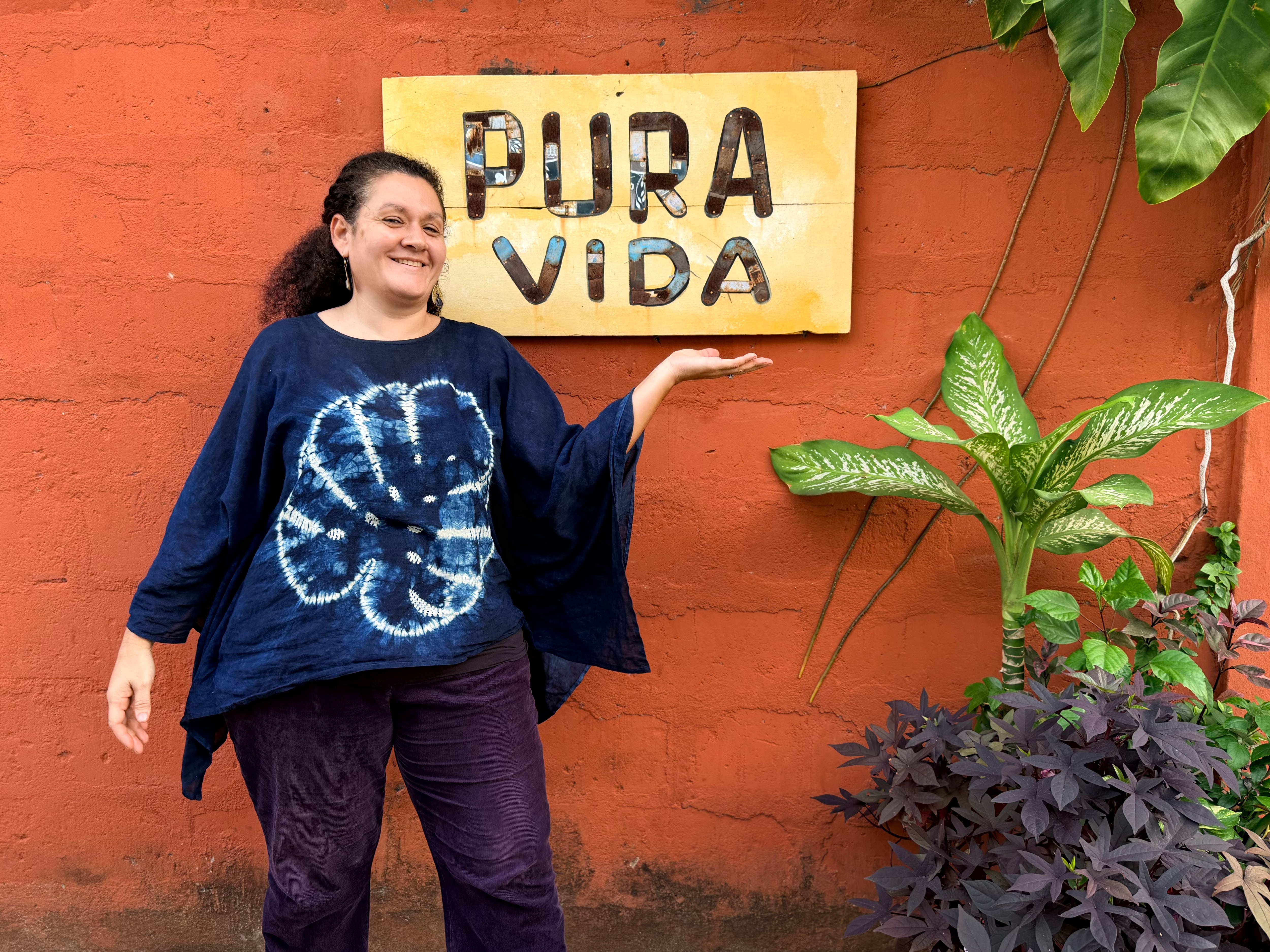 Rosa Aguilar ha hecho de Pura Vida Café un exitoso negocio cultural.