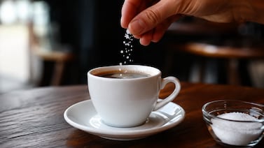 Por qué los cocineros recomiendan poner sal al café y para qué sirve realmente