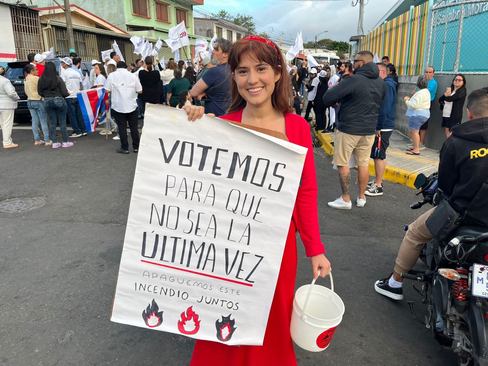 Este fue el cartel que llevó a votar este domingo Melany Mora.