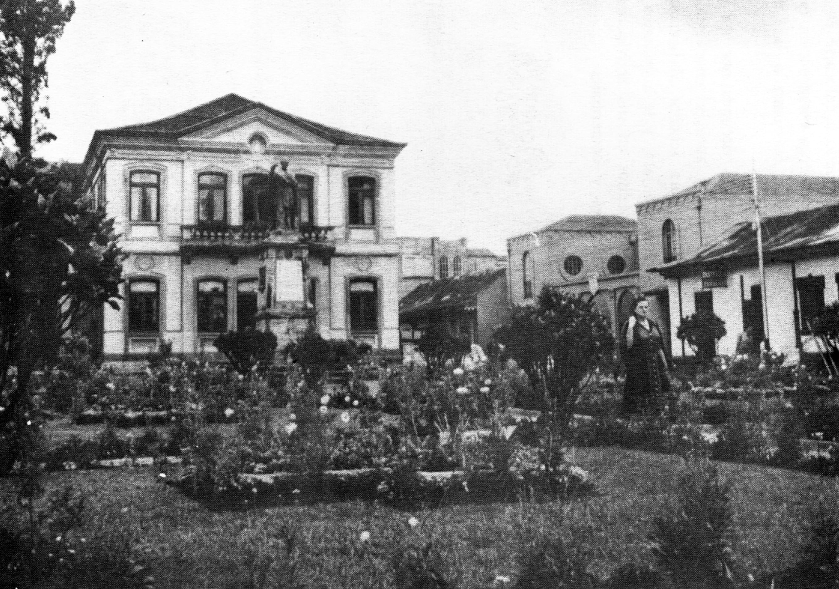 La Curia Metropolitana y el Palacio Arzobispal, vistos desde el jardín sur de la Catedral,
en la década de 1924. Fotografía de autor no determinado.