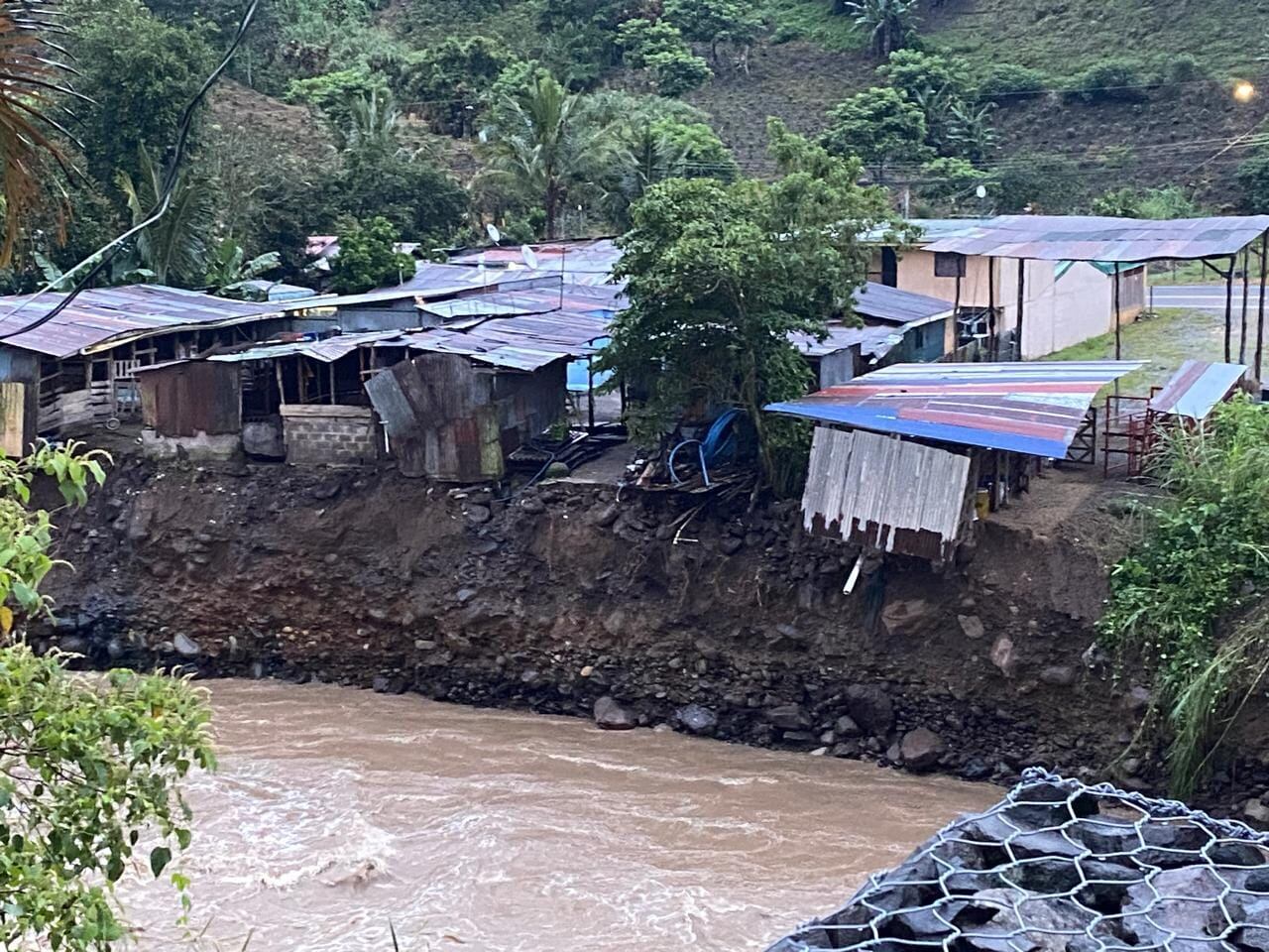 Cerca del Puente Negro de Orosi varias casas fueron afectadas por la crecida del río Navarro. Algunas están a punto de ceder. Foto: Cortesía Valle Orosi.