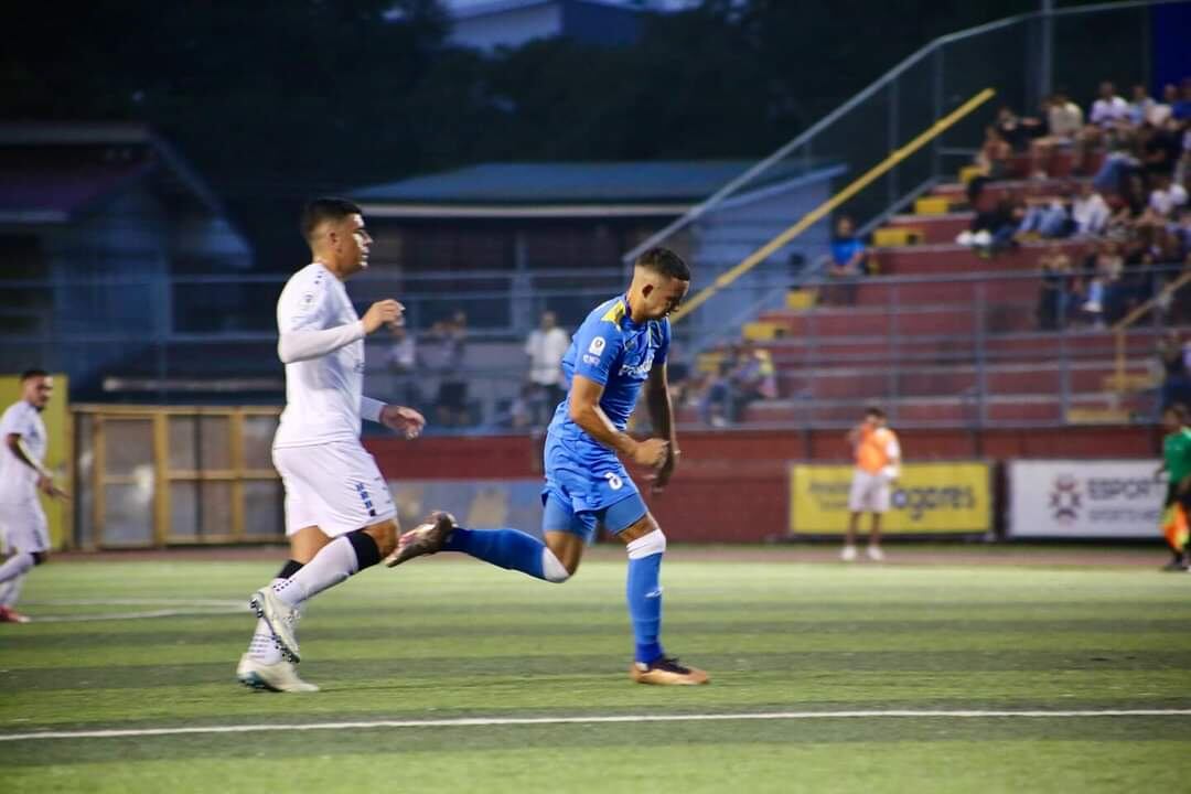 El defensor de Santa Ana, Johnny Acosta (izquierda) contró al jugador de Escorpiones, Abner Hidalgo.
