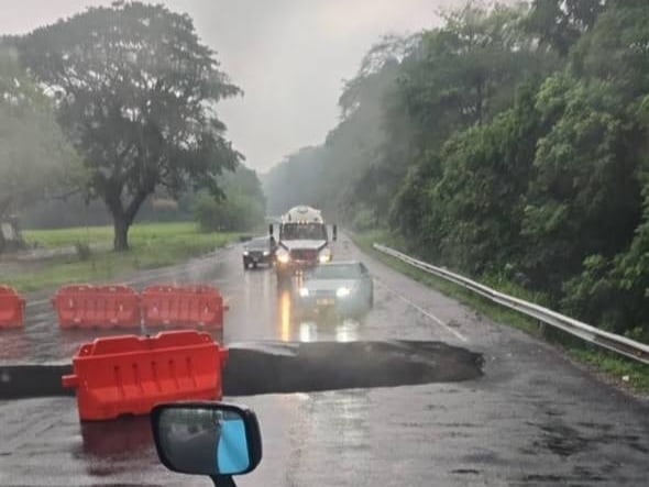 El hundimiento ocurrió en el kilómetro 56 de la ruta 27. Foto Facebook.