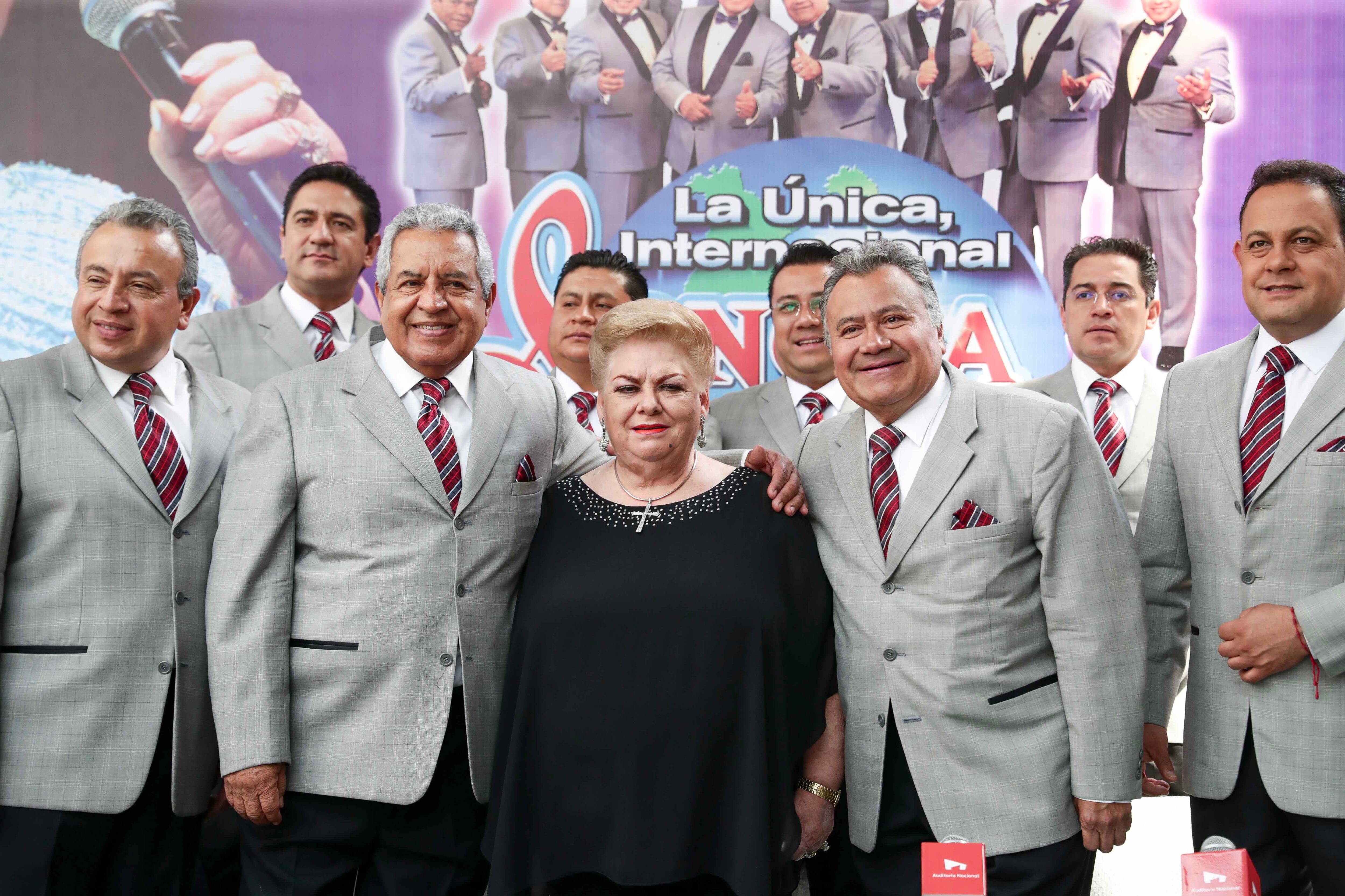 Fotos de Paquita la del Barrio en concierto y acompañada por artistas como Alejandro Sanz, Bad Bunny, la Sonora Santanera y más.