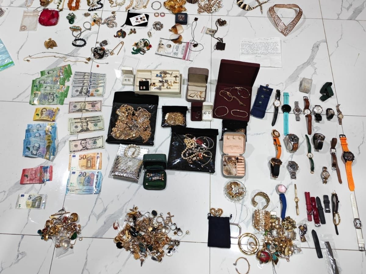 En el allanamiento decomisaron varias de las joyas que habrían sido sustraídas. Foto OIJ.