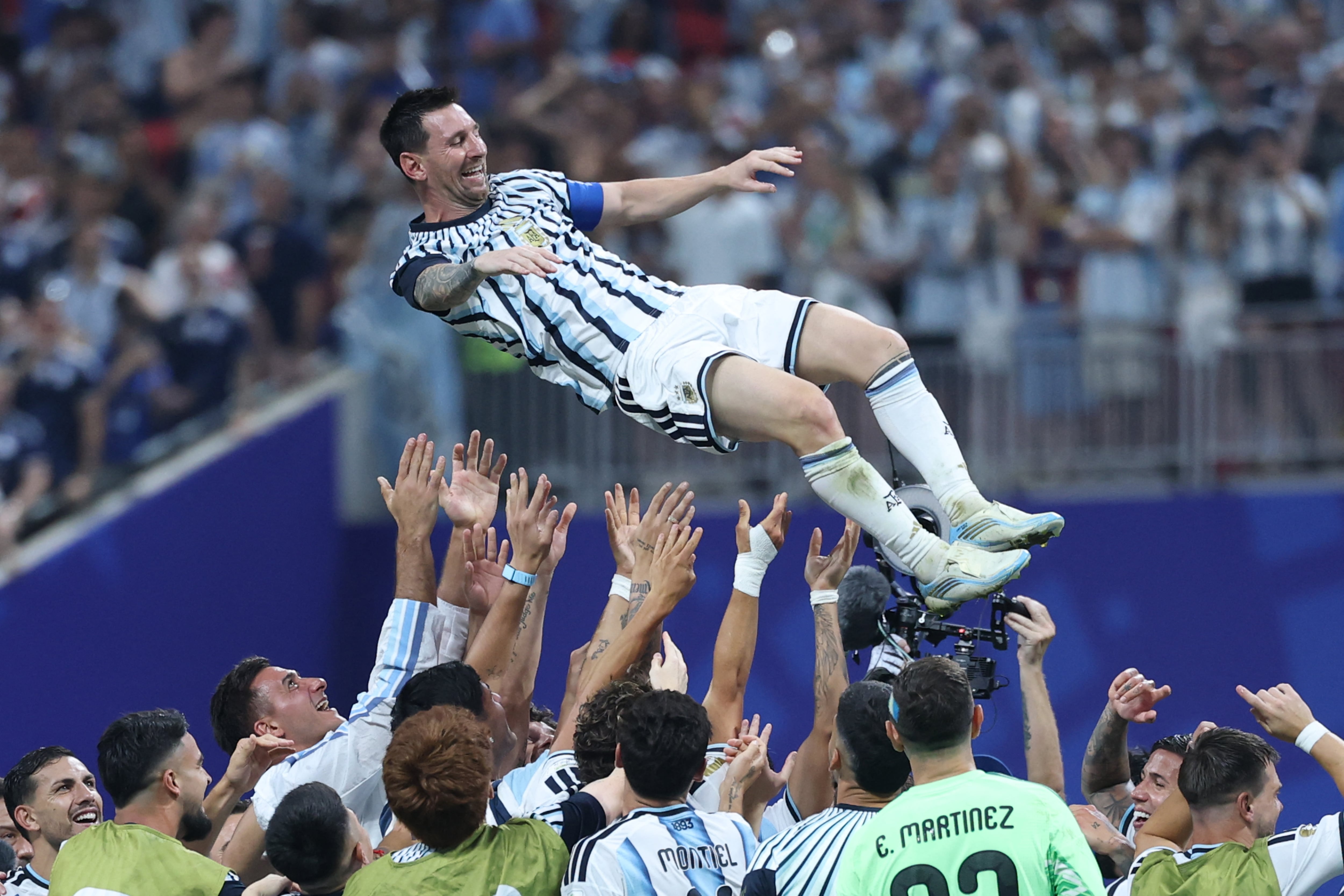 Argentina's forward #10 Lionel Messi is lifted by teammates as they celebrate after winning the 2026 World Cup round of 16 football match between Argentina and Egypt at Atlanta Stadium in Atlanta on July 7, 2026. (Photo by Thomas COEX / AFP)