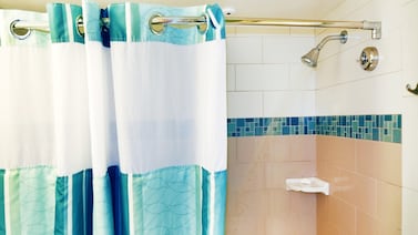 El método con vinagre que evita la suciedad en las cortinas de baño