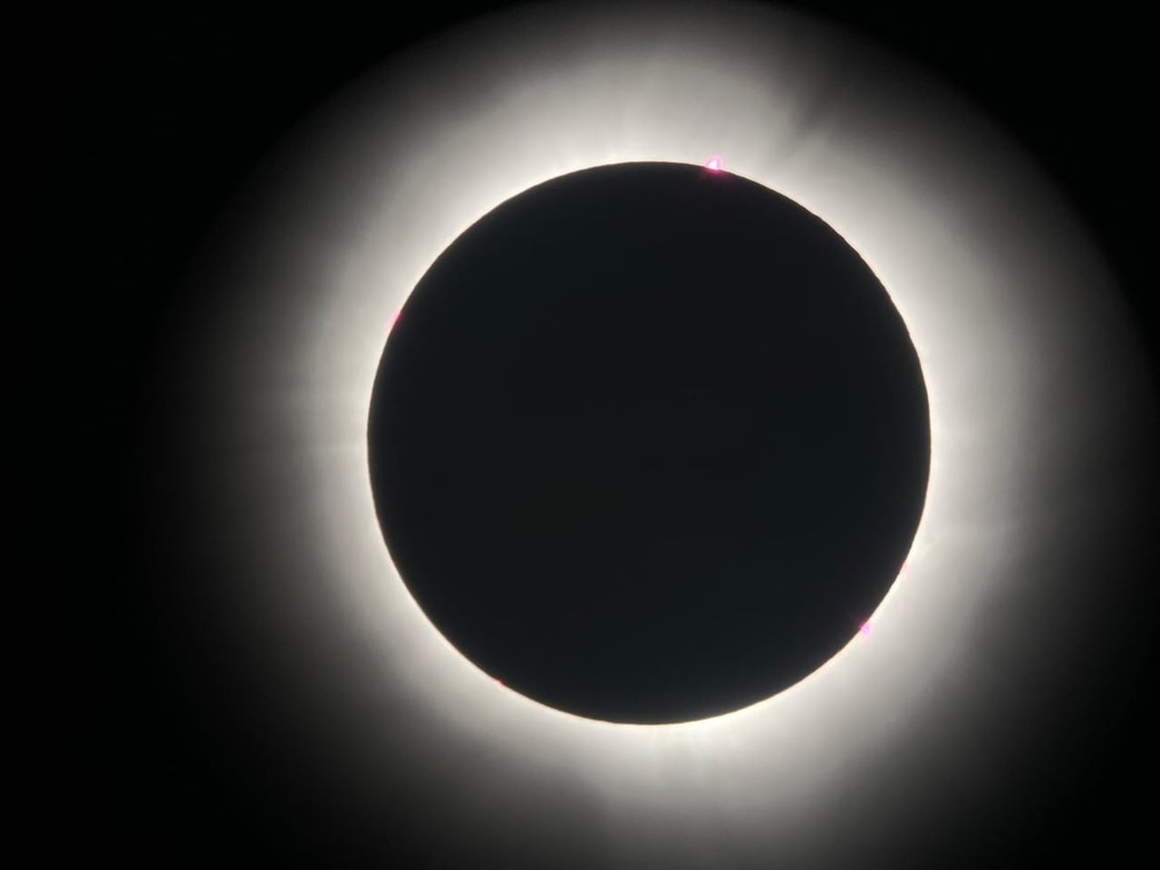 Nuestro corresponsal en Estados Unidos, William E. Cordero, cubrió el eclipse total de sol en el estado de Vermont, Estados Unidos, el 8 de abril del 2024