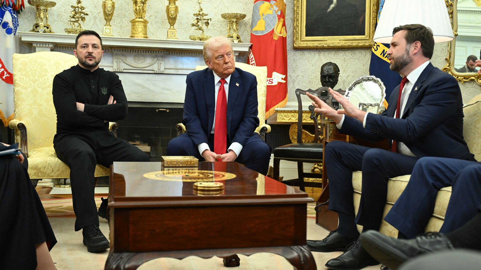 Donald Trump y Volodímir Zelenski discuten en la Casa Blanca durante una reunión oficial. Trump gesticula con énfasis mientras Zelenski responde con firmeza.
