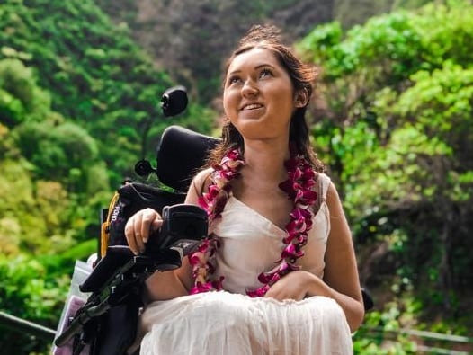 Tori Hunter, bloguera de viajes canadiense con discapacidad, que sufrió un incidente en mayo 2024 en aeropuerto de Liberia.