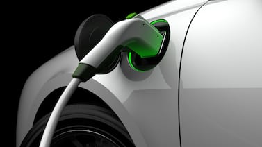 Físico alemán explica por qué un auto eléctrico resulta seis veces más eficiente que uno de combustión