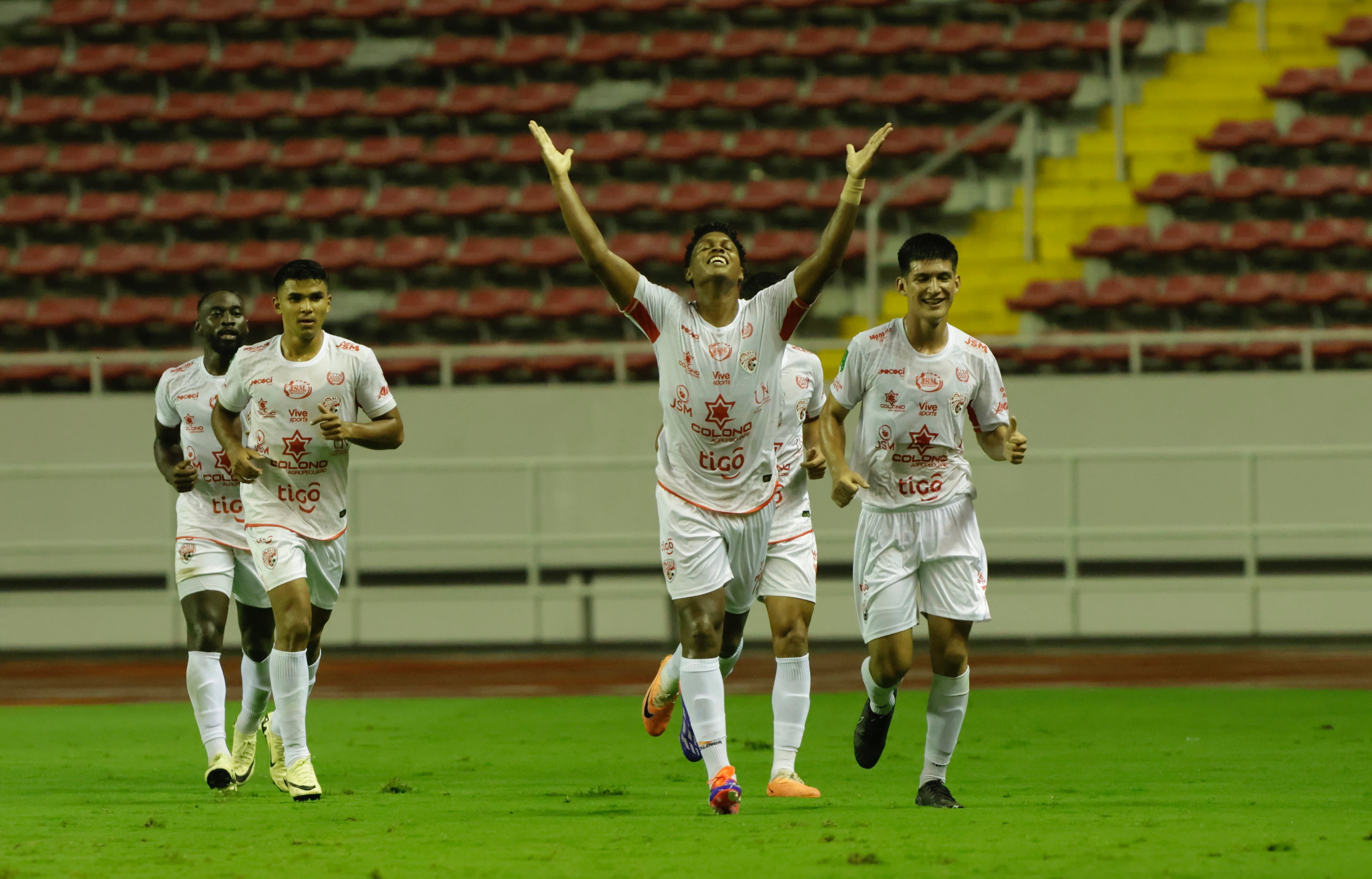 Alajuelense vs Santos por la primera fecha en el estadio Nacional / foto Mayela López