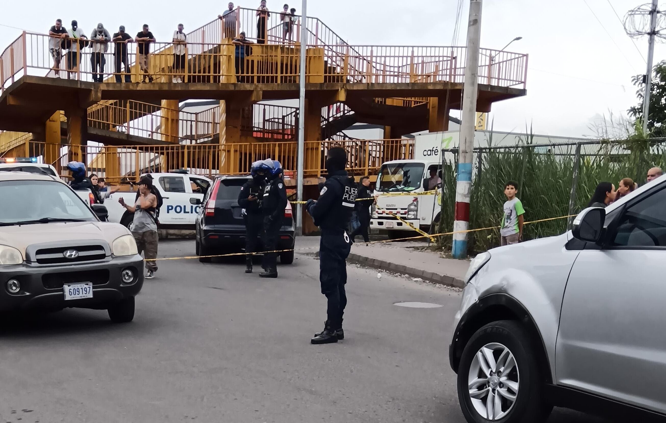 Los gatilleros dispararon al menos 10 veces contra el vehículo donde viajaba el mecánico en Cartago