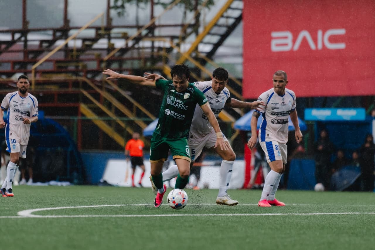 Erick Torres controla un balón ante la marca de Joaquín Aguirre del Pérez Zeledón.