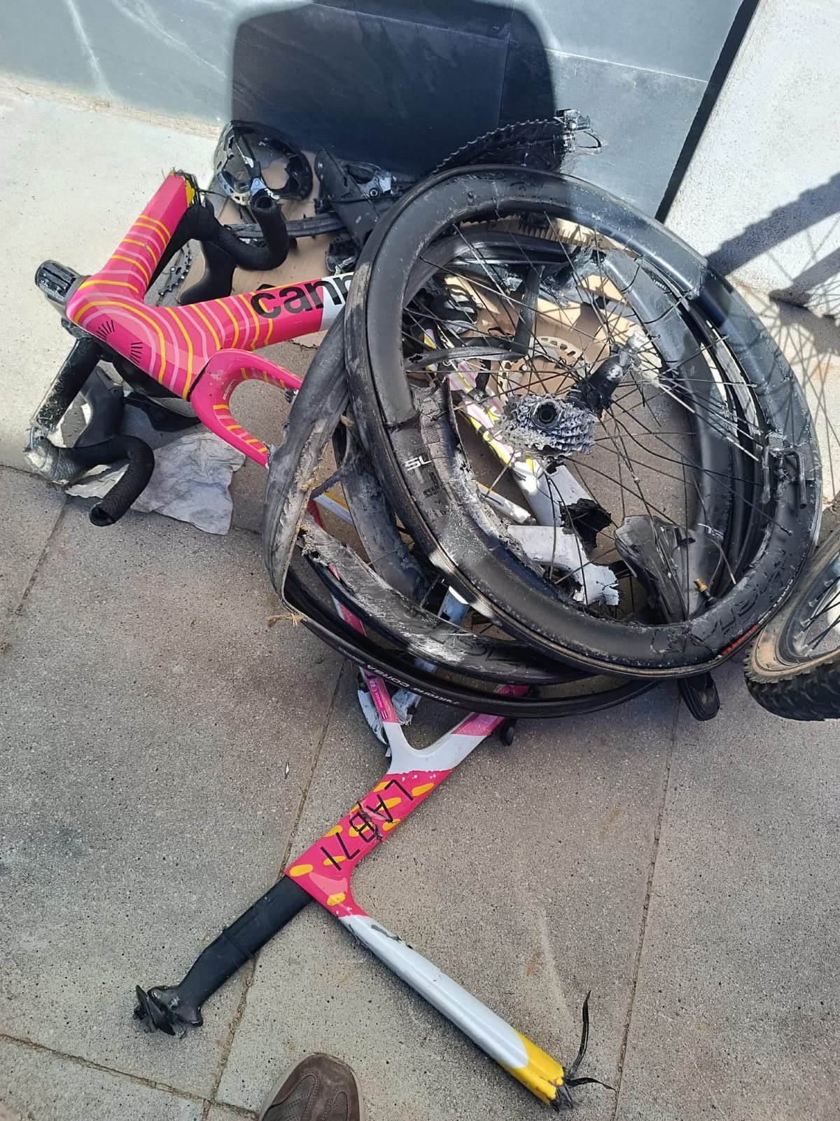 Andrey Amador
Accidente en España
Fractura de Tibia y Peroné
10 de mayo del 2024
Cortesía: Hablemos de Ciclismo y Algo más