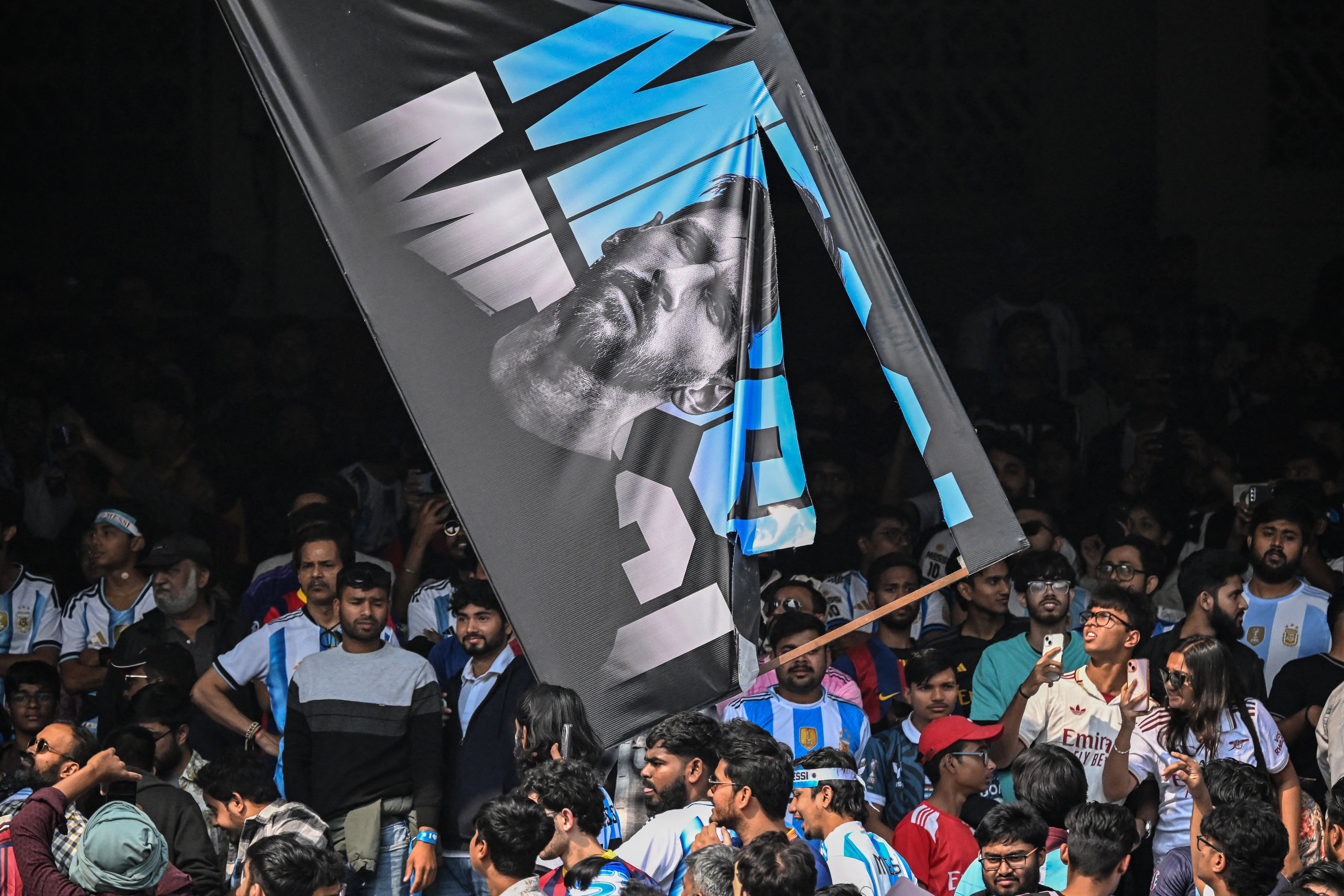 Seguidores de Messi, muchos de ellos acompañados por sus familias, expresaron su decepción por el desarrollo del acto.