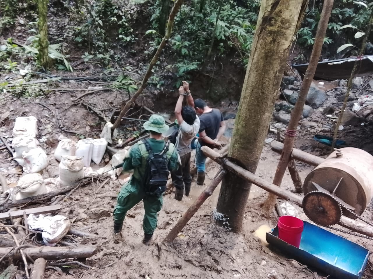La Fuerza Pública detuvo a seis oreros y decomisó varios artículos para procesar el mineral que se extrae de manera ilegal en Crucitas de San Carlos.