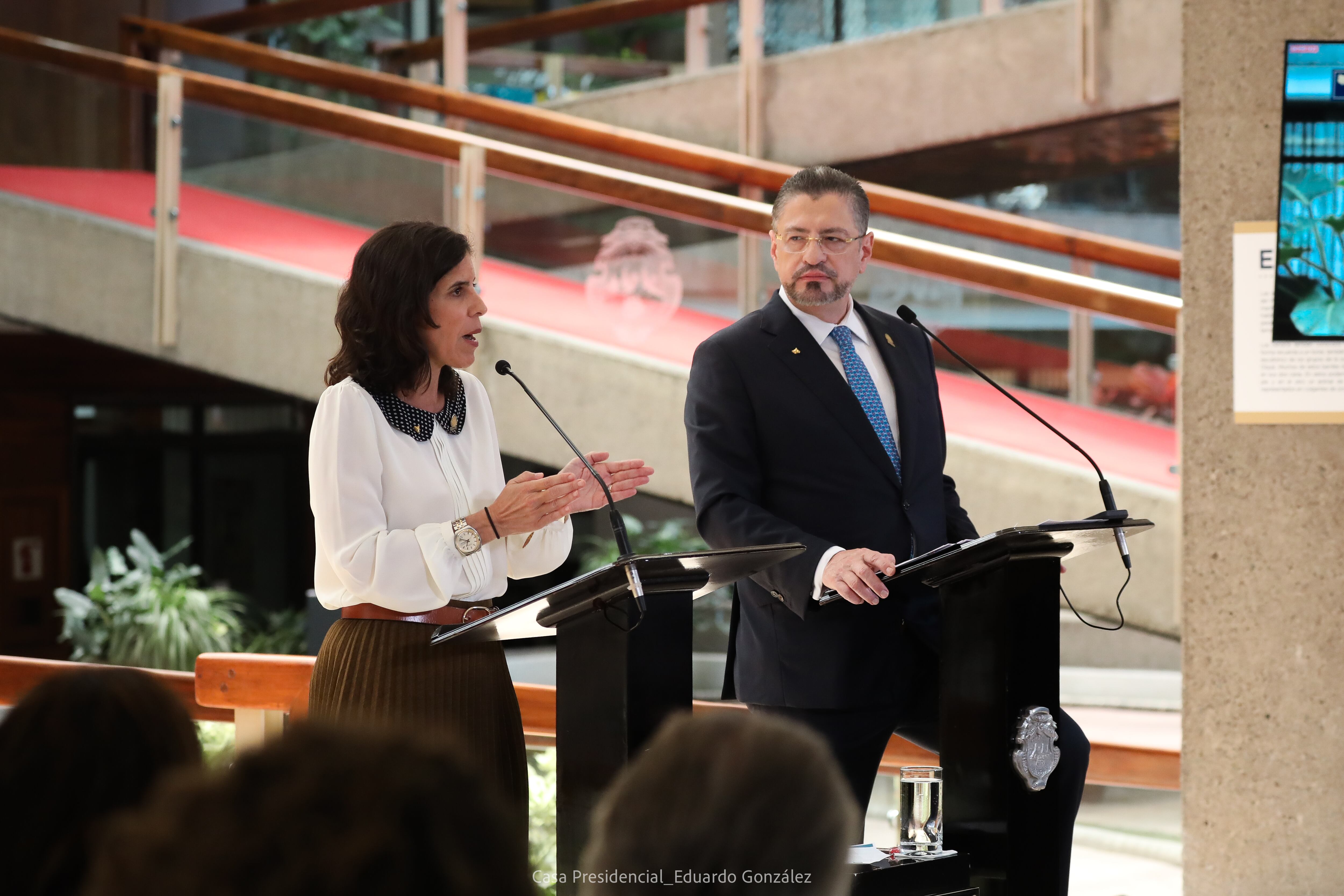 Imágenes de la conferencia de prensa del gobierno de Rodrigo Chaves del 2 de abril del 2025.
