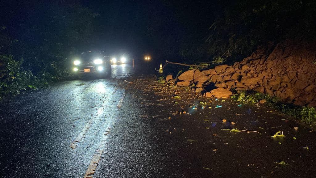 Además de limpiar el deslizamiento las autoridades tienen que hacer un análisis del terreno. Foto MOPT.