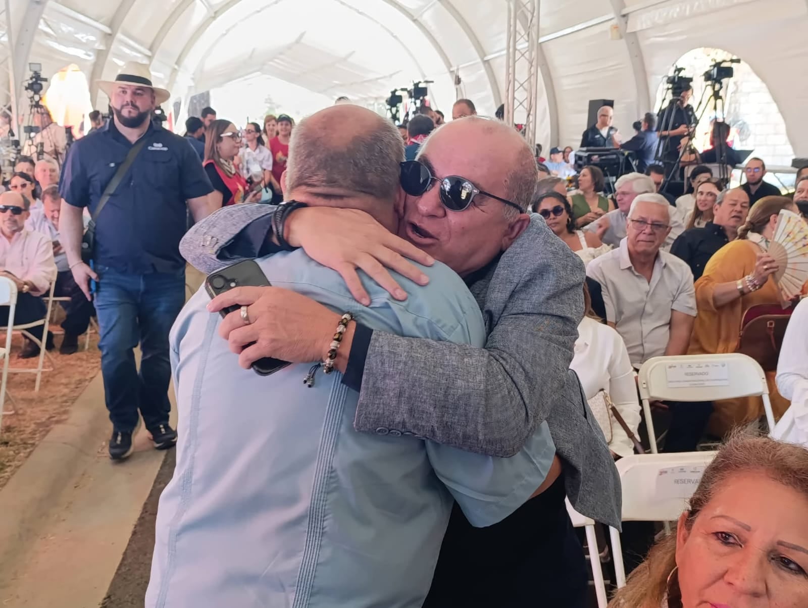 Freddy González y Jorge Eduardo Sánchez se saludan.