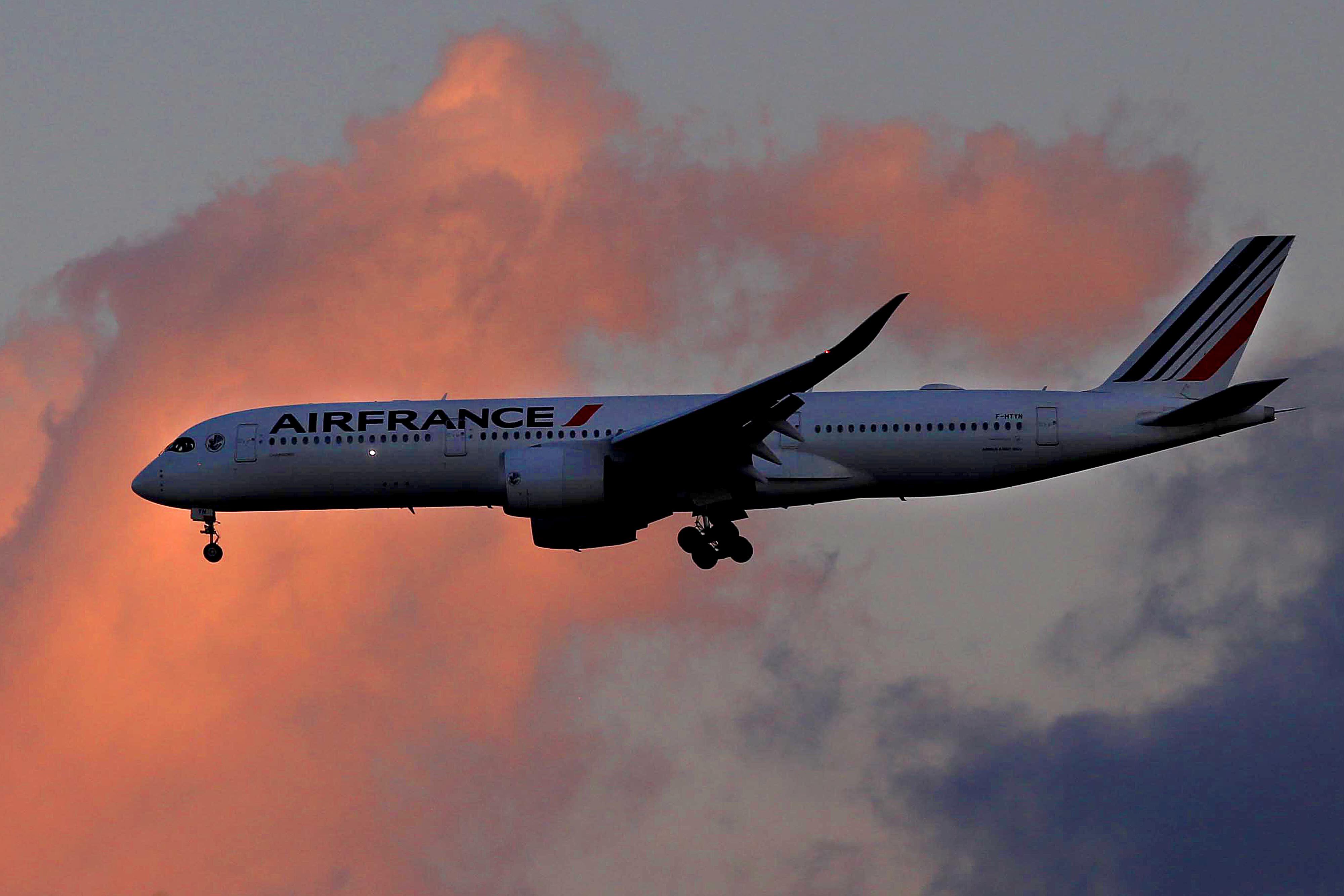 11/02/2024 Coyol de Alajuela. Aviones enrumbándose para aterrizar en la pista del aeropuerto internacional Juan Santamaría.