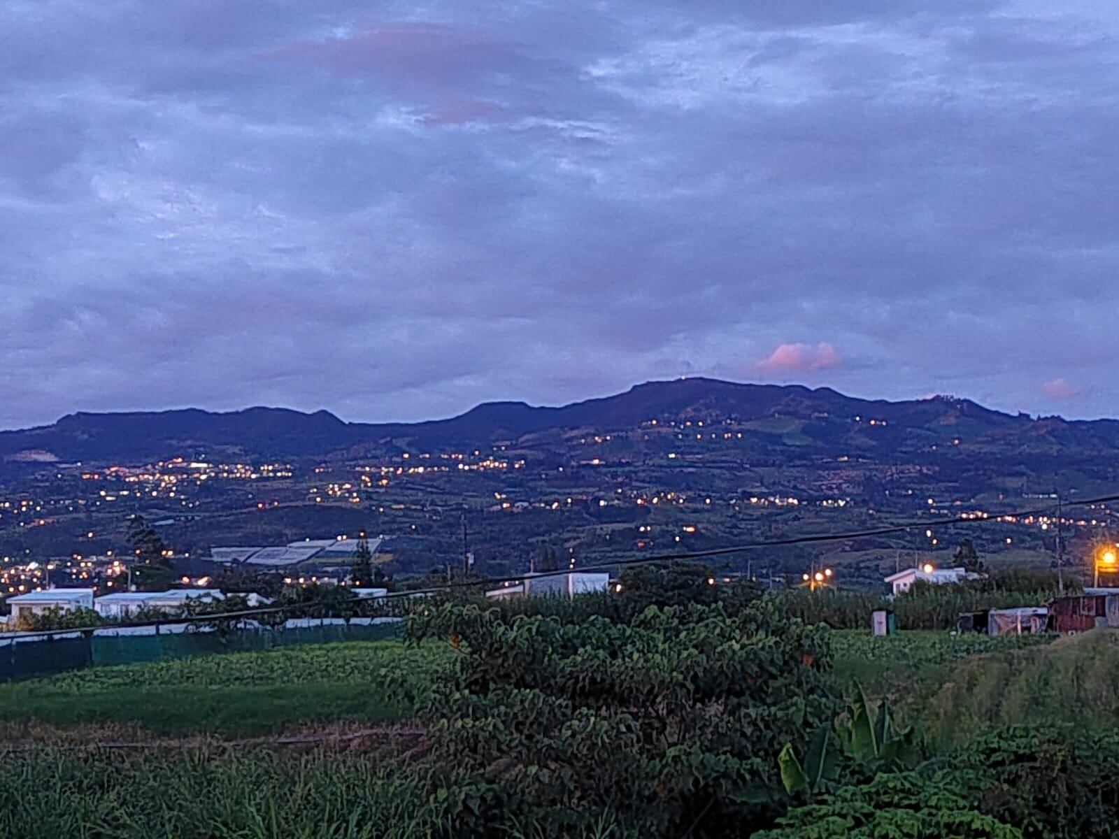 Faldas del volcán Irazú al atardecer vistas desde Cartago, Costa Rica, con luces de casas y comercios encendidas, captadas el 27 de octubre por Ronald Calvo Aguilar.