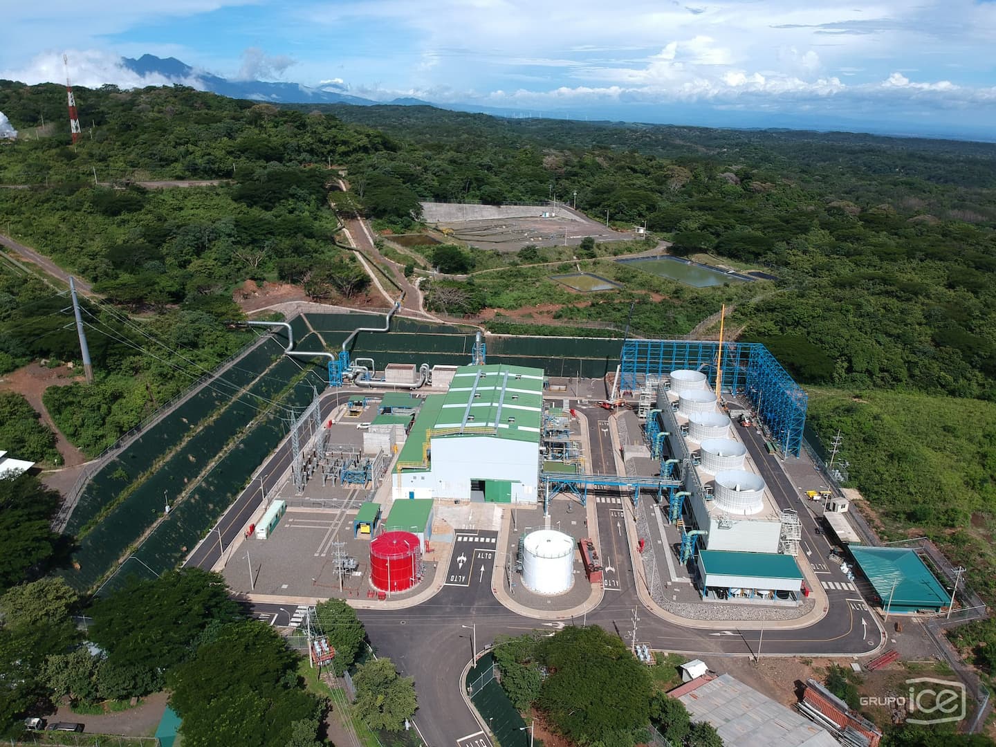 Detalle de la casa de máquinas y batería de turbinas en Pailas II, la nueva planta geotérmica del ICE inaugurada el mes pasado en Curubandé de Liberia (Guanacaste) / Grupo ICE para LN.
