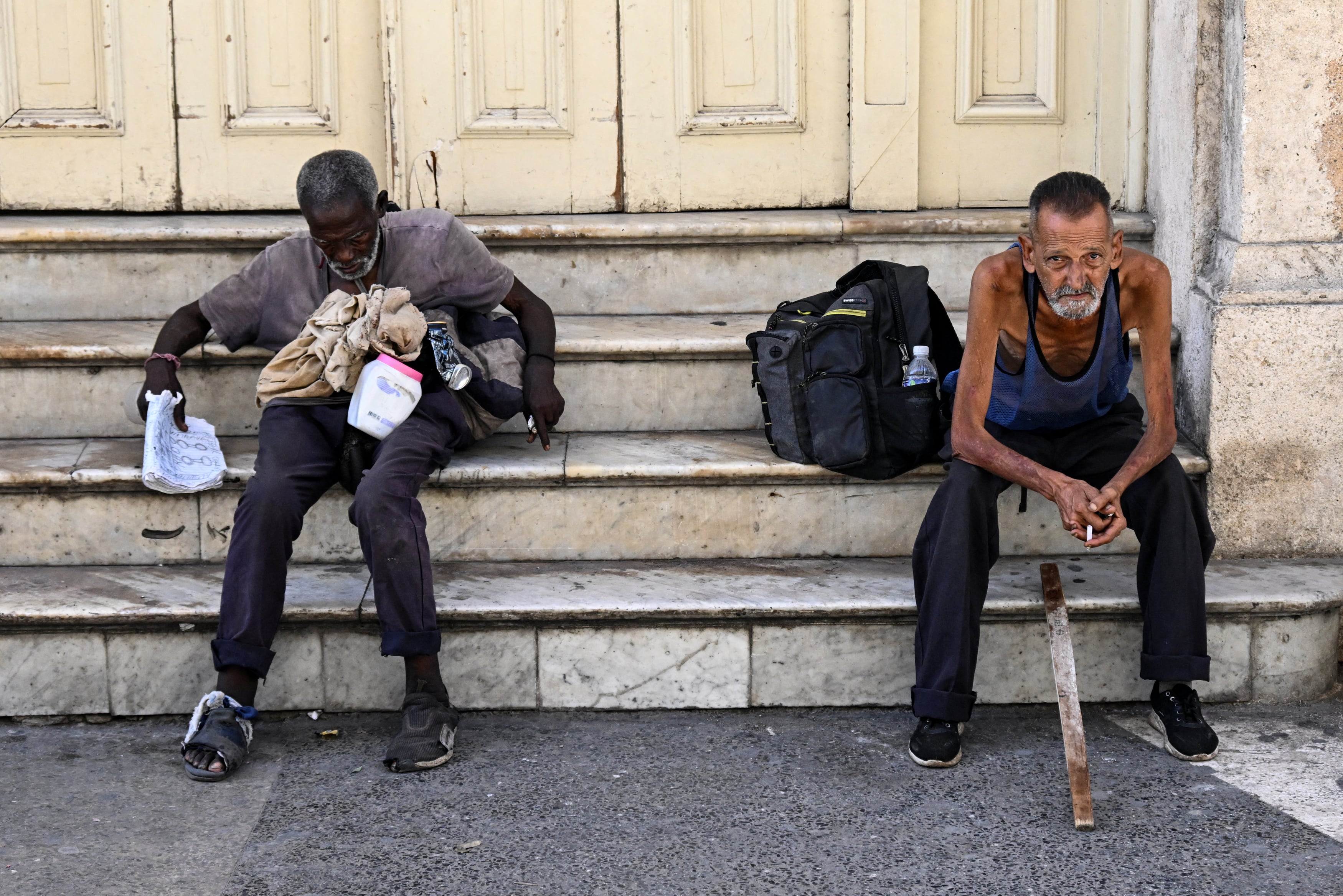 Personas sin hogar sentadas en una calle de La Habana el pasado 21 de julio. Fotografía: