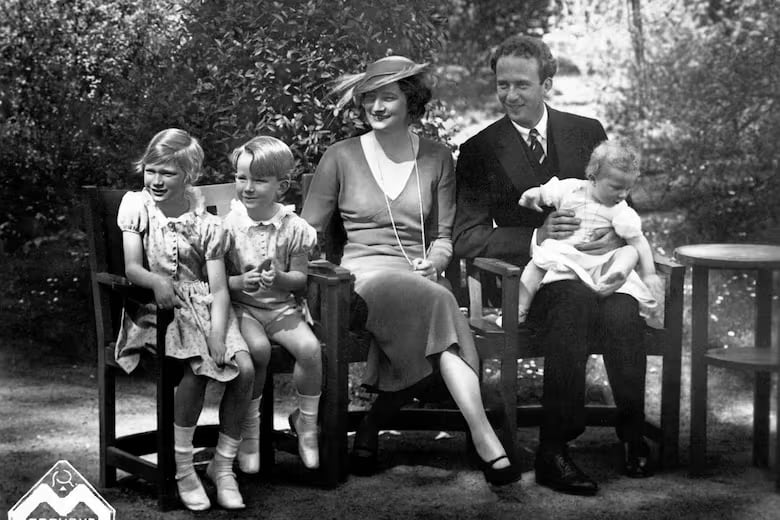 La reina Astrid y el rey Leopoldo III junto a sus tres hijos, la princesa Josefina Carlota y los futuros reyes, Balduino y Alberto