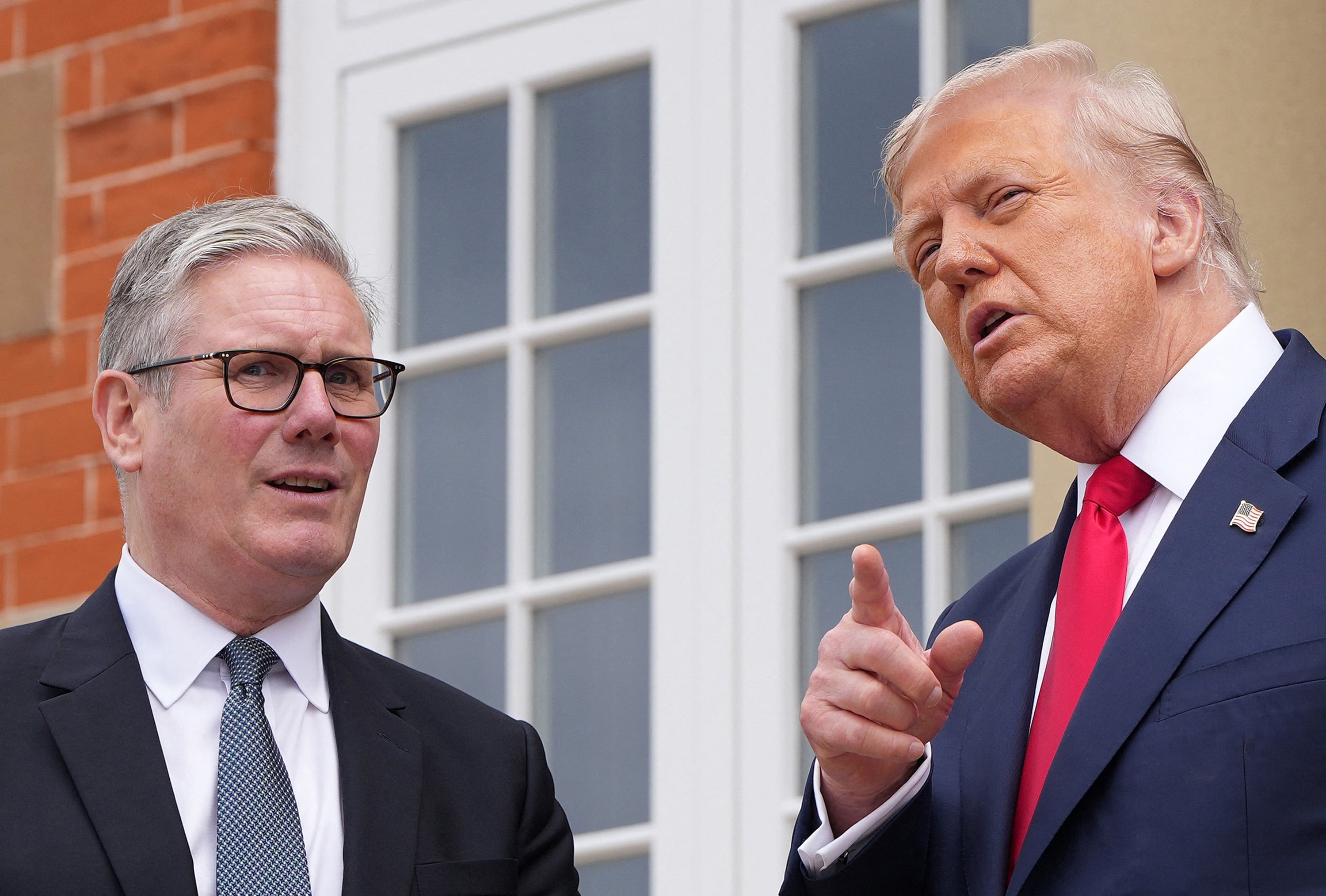 El presidente de Estados Unidos, Donald Trump (der.), y el primer ministro británico, Keir Starmer (izq.), conversan antes de una reunión bilateral en el campo de golf Trump Turnberry, en Turnberry, al suroeste de Escocia, este 28 de julio. Fotografía: