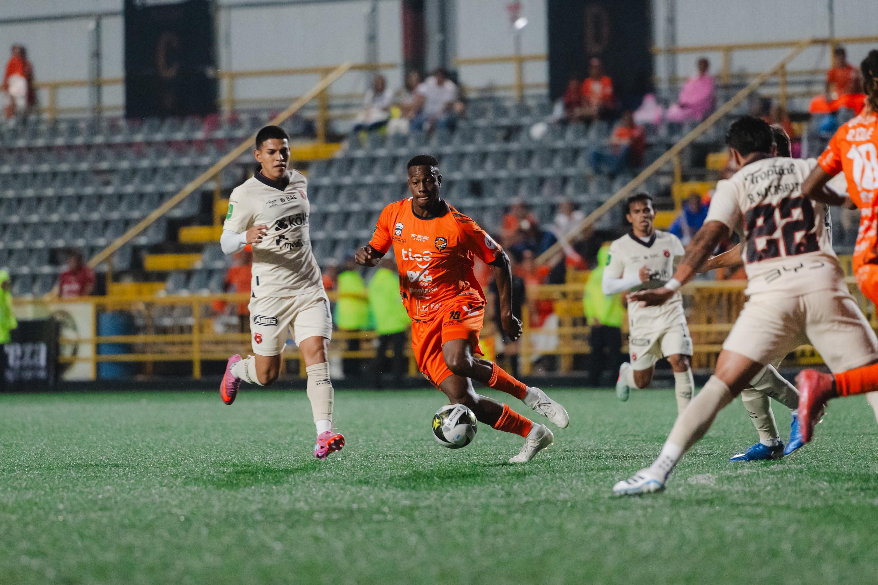 Wilber Rentería falló de manera inexplicable frente al marco, en el partido entre Puntarenas FC y Liga Deportiva Alajuelense.