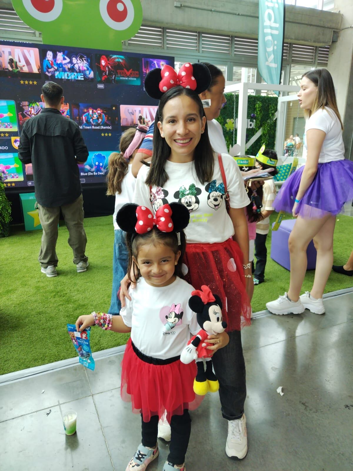Ivonne Arias y su hija Luciana no quisieron perderse el show de Disney Junior y llegaron vestidas para la ocasión.