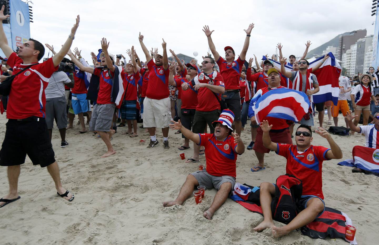 Los aficionados costarricenses se hicieron sentir en el Mundial de Brasil 2014. En el fan fest de Copacabana disfrutaron del previo entre Costa Rica e Italia. EFE/EPA/ABEDIN TAHERKENAREH